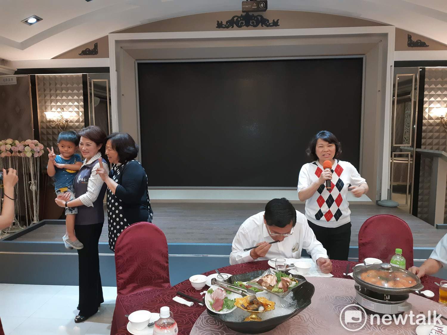 嘉義市長三選將同框,出現「你講話、我吃飯、她拍照」的有趣畫面。 嘉義市長三選將同框,出現「你講話、我吃飯、她拍照」的有趣畫面。