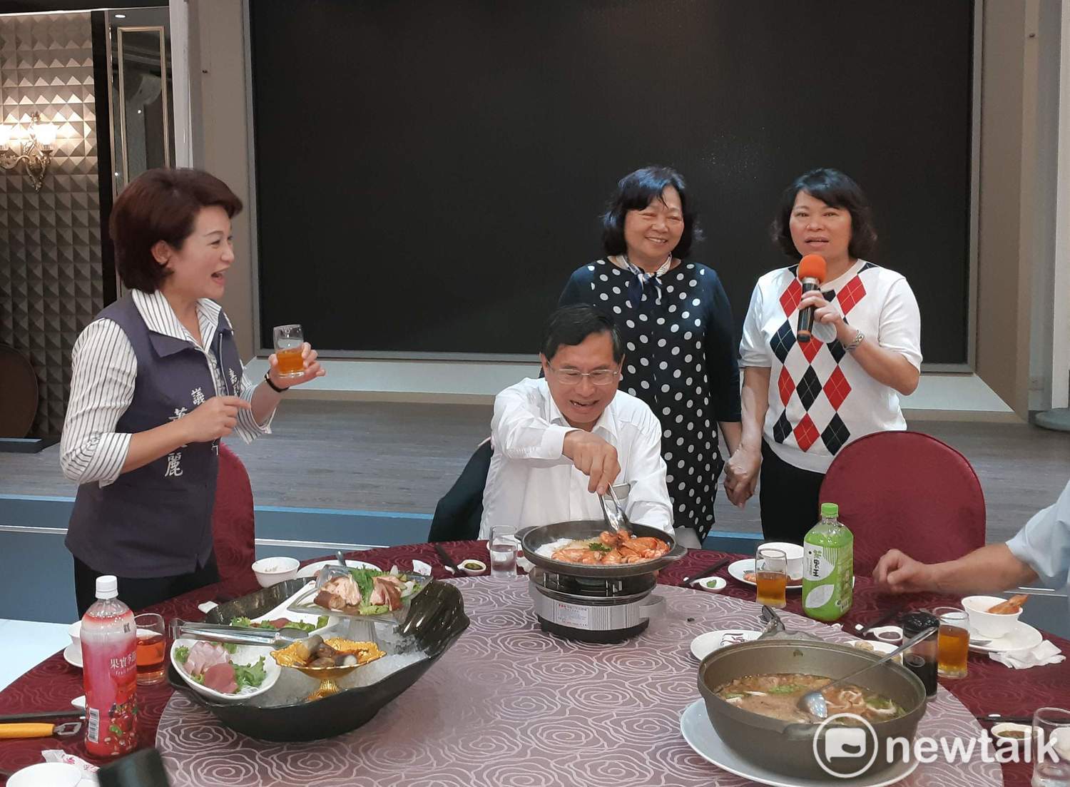 嘉義市長三選將同框,出現「你講話、我吃飯、她拍照」的有趣畫面。 嘉義市長三選將同框,出現「你講話、我吃飯、她拍照」的有趣畫面。