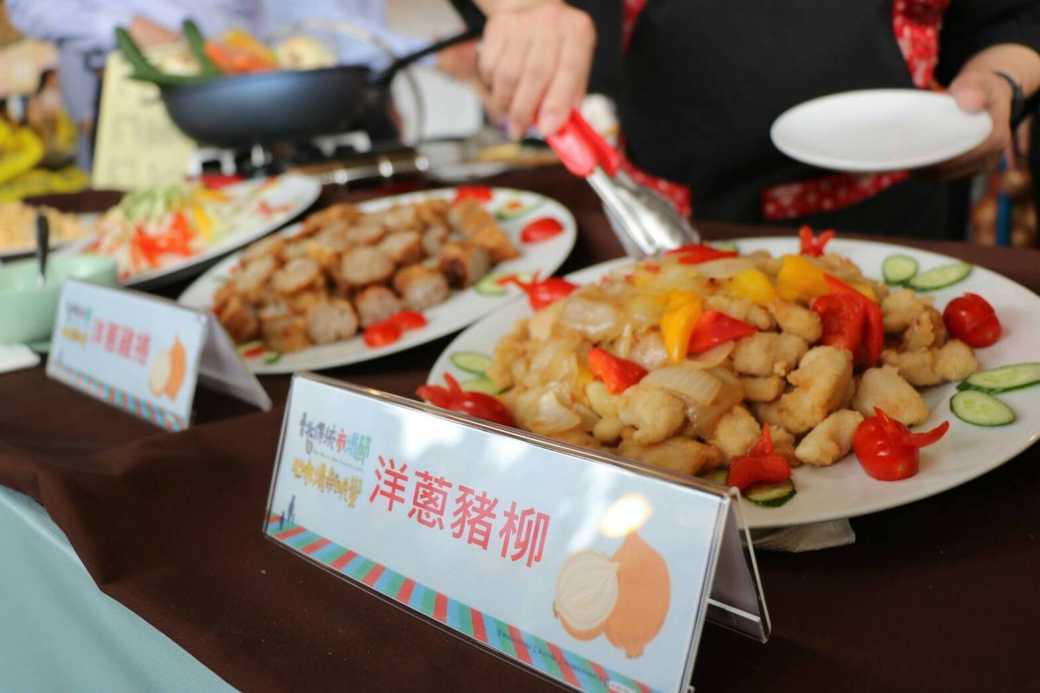 本周末於有台北花博農民市集在花博公園入口廣場、台北傳統市場節在花博公園長廊廣場以及建國假日花市,讓你周末逛市集不無聊! 本周末於有台北花博農民市集在花博公園入口廣場、台北傳統市場節在花博公園長廊廣場以及建國假日花市,讓你周末逛市集不無聊!
