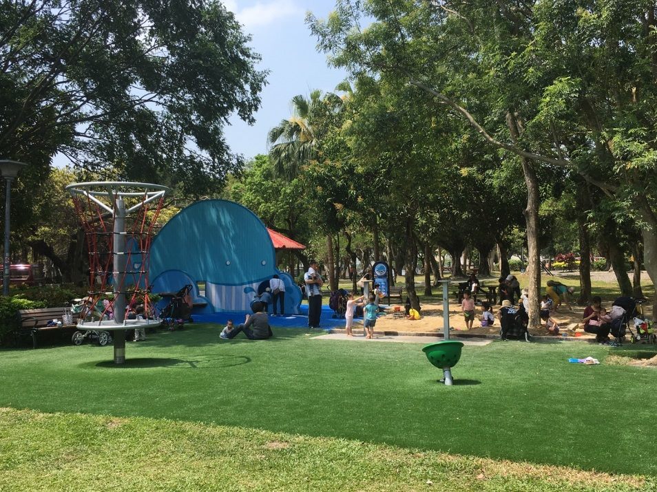 繼南港區的中研公園後又一全新遊戲場落成,是座充滿海洋氣息的造型大鯨魚游進玉成公園,分別設置海洋親子區及攀爬挑戰區,讓大小朋友皆有合適的遊樂天地。 繼南港區的中研公園後又一全新遊戲場落成,是座充滿海洋氣息的造型大鯨魚游進玉成公園,分別設置海洋親子區及攀爬挑戰區,讓大小朋友皆有合適的遊樂天地。