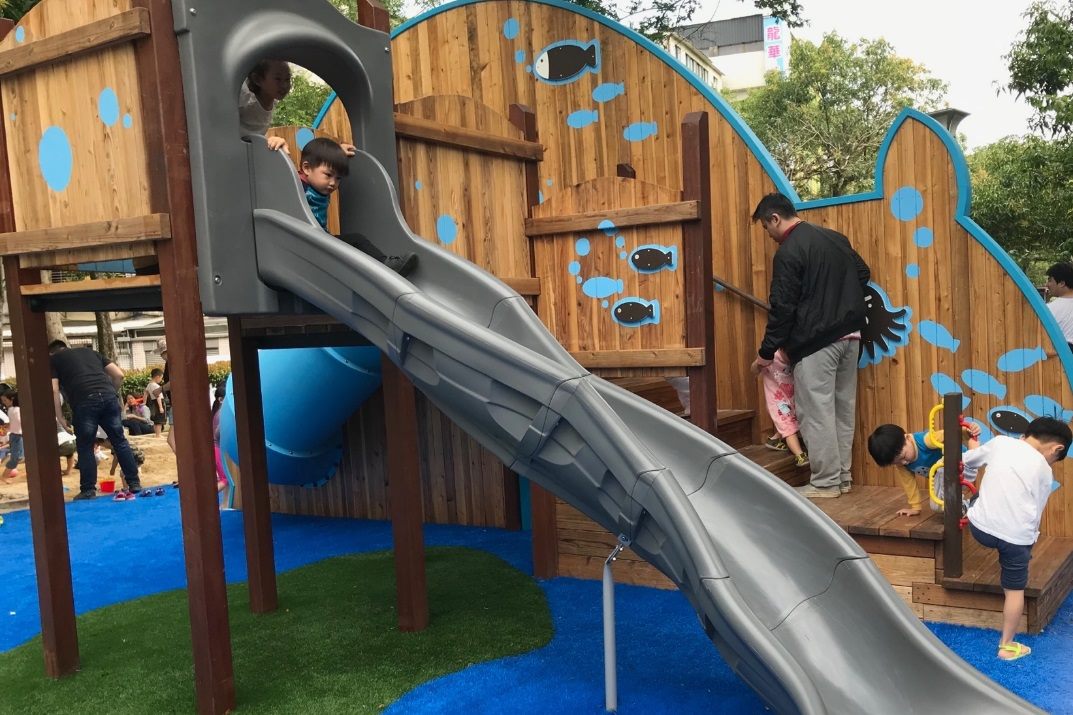 繼南港區的中研公園後又一全新遊戲場落成,是座充滿海洋氣息的造型大鯨魚游進玉成公園,分別設置海洋親子區及攀爬挑戰區,讓大小朋友皆有合適的遊樂天地。 繼南港區的中研公園後又一全新遊戲場落成,是座充滿海洋氣息的造型大鯨魚游進玉成公園,分別設置海洋親子區及攀爬挑戰區,讓大小朋友皆有合適的遊樂天地。