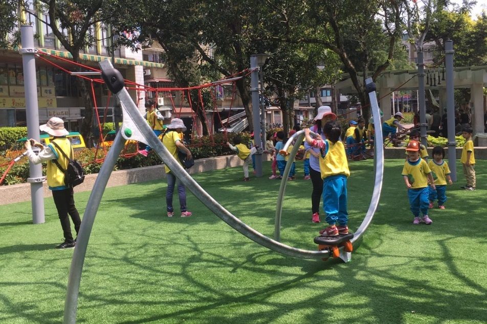 繼南港區的中研公園後又一全新遊戲場落成,是座充滿海洋氣息的造型大鯨魚游進玉成公園,分別設置海洋親子區及攀爬挑戰區,讓大小朋友皆有合適的遊樂天地。 繼南港區的中研公園後又一全新遊戲場落成,是座充滿海洋氣息的造型大鯨魚游進玉成公園,分別設置海洋親子區及攀爬挑戰區,讓大小朋友皆有合適的遊樂天地。