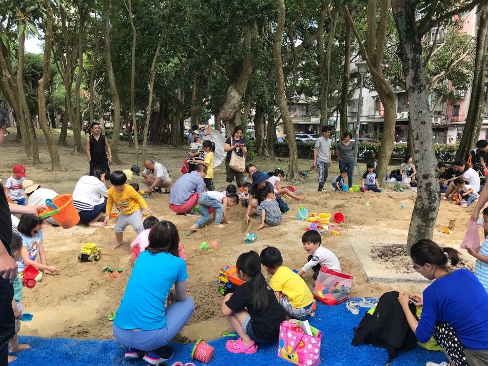 繼南港區的中研公園後又一全新遊戲場落成,是座充滿海洋氣息的造型大鯨魚游進玉成公園,分別設置海洋親子區及攀爬挑戰區,讓大小朋友皆有合適的遊樂天地。 繼南港區的中研公園後又一全新遊戲場落成,是座充滿海洋氣息的造型大鯨魚游進玉成公園,分別設置海洋親子區及攀爬挑戰區,讓大小朋友皆有合適的遊樂天地。