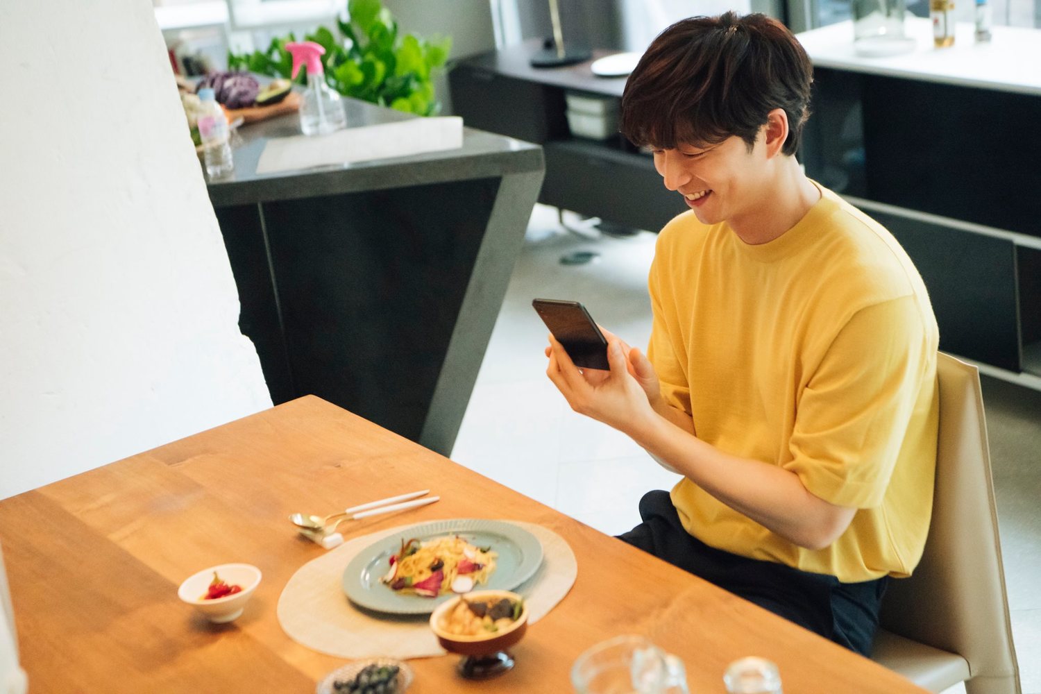 華碩首款搭載人工智慧的智慧型手機「ASUS ZenFone 5」於12日問世,上市首24小時通路熱銷超過1萬2千台,創下奇蹟。 華碩首款搭載人工智慧的智慧型手機「ASUS ZenFone 5」於12日問世,上市首24小時通路熱銷超過1萬2千台,創下奇蹟。