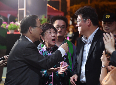 台灣聯合國協進會等民團14日晚間在凱達格蘭大道主辦 「2018前進WHA!」群眾募款餐會,前副總統呂秀蓮( 左2)、前台南縣長蘇煥智(左)及民進黨籍立委姚文智(前右)等人皆出席餐會。 圖:中央社 台灣聯合國協進會等民團14日晚間在凱達格蘭大道主辦 「2018前進WHA!」群眾募款餐會,前副總統呂秀蓮( 左2)、前台南縣長蘇煥智(左)及民進黨籍立委姚文智(前右)等人皆出席餐會。 圖:中央社