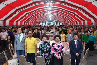 前進WHA群眾募款餐會,衛福部長陳時中(前右)、外交部次長吳志中(前左)、前副總統呂秀蓮(前中)、前行政院長游錫堃(前左2)等人出席與會。 圖:中央社 前進WHA群眾募款餐會,衛福部長陳時中(前右)、外交部次長吳志中(前左)、前副總統呂秀蓮(前中)、前行政院長游錫堃(前左2)等人出席與會。 圖:中央社