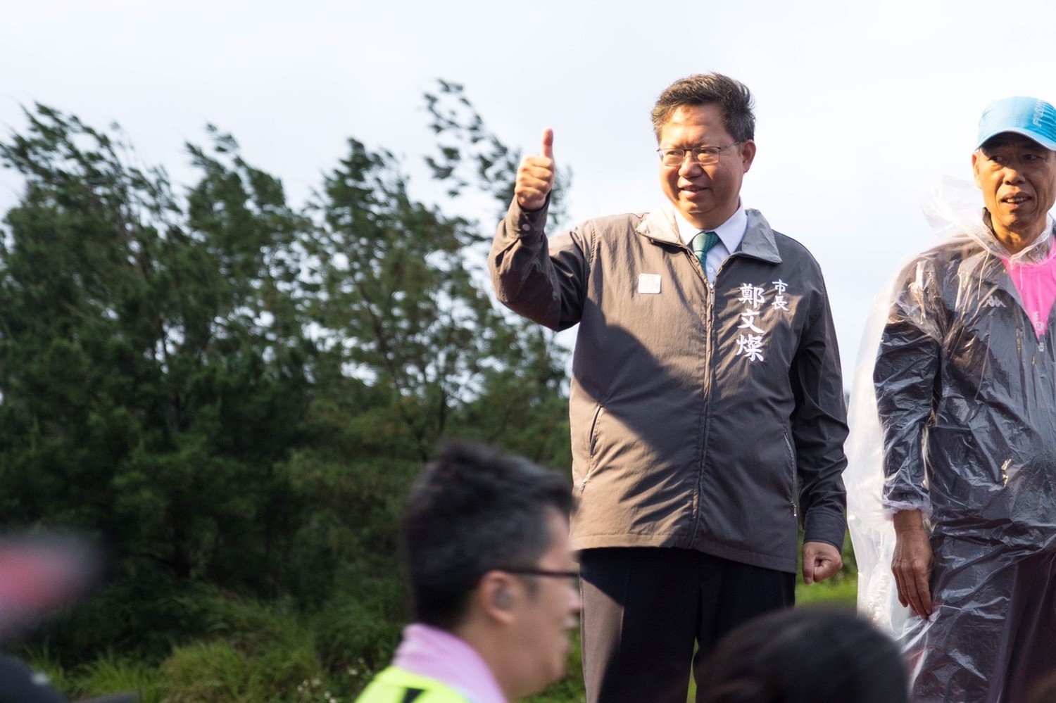「2018海風馬拉松」15日上午在桃園永安漁港北岸停車場開跑,市長鄭文燦親自到場鳴笛起跑,為參賽者加油。 「2018海風馬拉松」15日上午在桃園永安漁港北岸停車場開跑,市長鄭文燦親自到場鳴笛起跑,為參賽者加油。