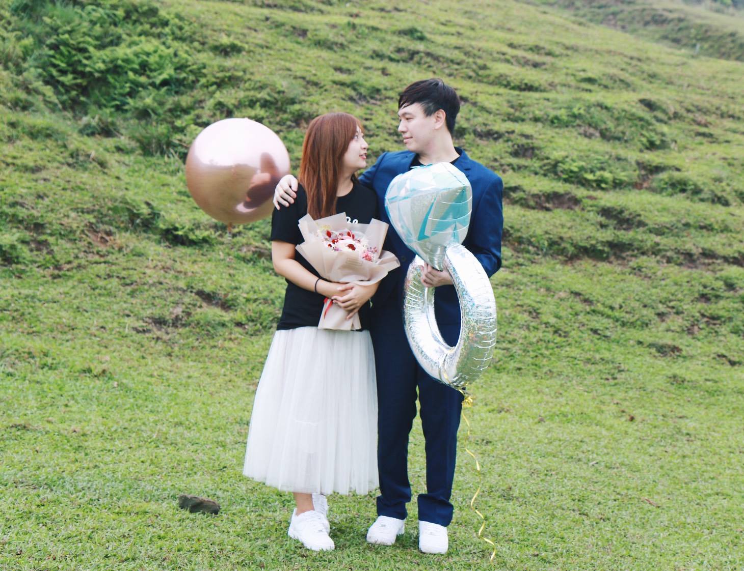 成功求婚的 Bebe 戲稱自己成功捕獲鯉魚后,而網友則是幽默回應:「好大的鑽戒。」 圖: 翻攝自 Bebeisadog粉絲專頁 成功求婚的 Bebe 戲稱自己成功捕獲鯉魚后,而網友則是幽默回應:「好大的鑽戒。」 圖: 翻攝自 Bebeisadog粉絲專頁