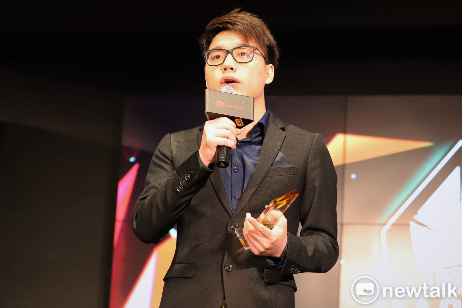 今(15)日《英雄聯盟》台港澳LMS聯賽進行了「榮耀時刻」的頒獎,GRX奪得了最佳後勤團隊獎,GRX由教練Toyz代表上台領獎,接過麥克風後,Toyz先是感謝了隊伍後勤,然後更勉勵LMS所有隊伍,要大家一起重返榮耀。 今(15)日《英雄聯盟》台港澳LMS聯賽進行了「榮耀時刻」的頒獎,GRX奪得了最佳後勤團隊獎,GRX由教練Toyz代表上台領獎,接過麥克風後,Toyz先是感謝了隊伍後勤,然後更勉勵LMS所有隊伍,要大家一起重返榮耀。