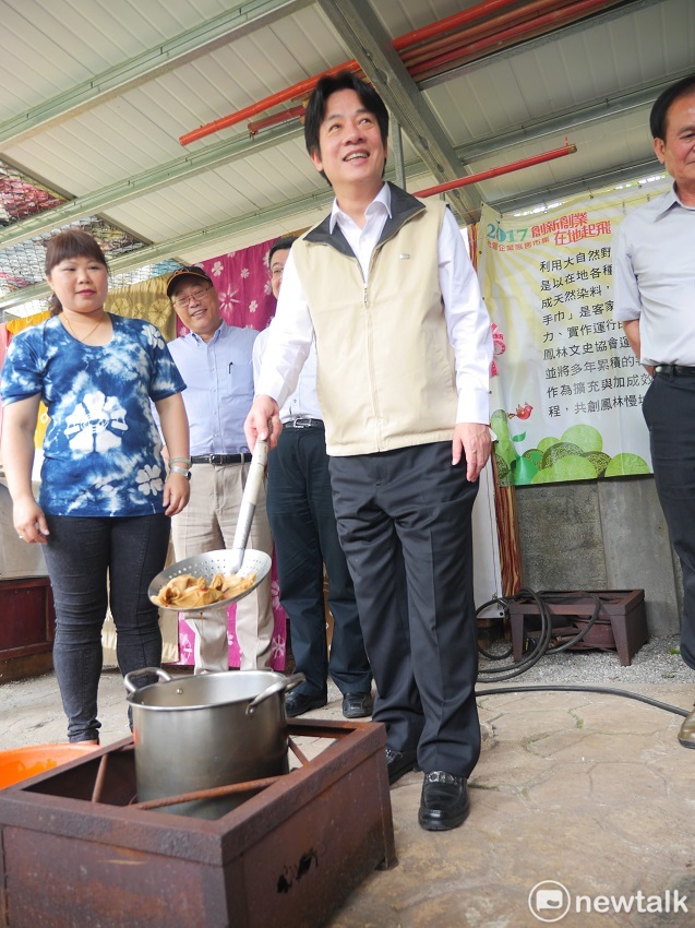 行政院長賴清德今天率媒體到花蓮參訪,下午到客家文物館體驗客家染布。 行政院長賴清德今天率媒體到花蓮參訪,下午到客家文物館體驗客家染布。