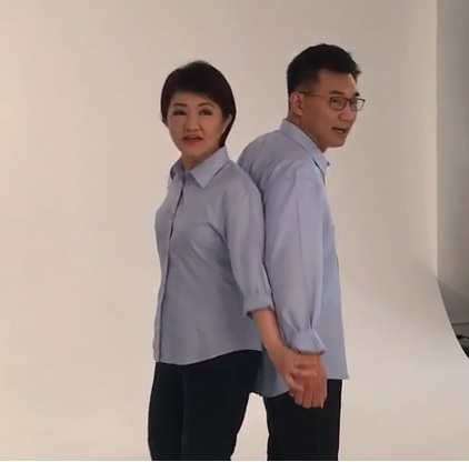 兩人拍照前「熱身」時,還先手牽手。 圖:盧秀燕辦公室/提供 兩人拍照前「熱身」時,還先手牽手。 圖:盧秀燕辦公室/提供