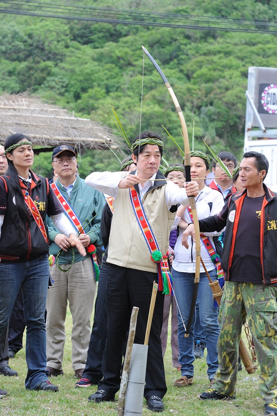 行政院長賴清德今天下午參訪「後山‧山後故事館」,賴也在此採買伴手禮。 行政院長賴清德今天下午參訪「後山‧山後故事館」,賴也在此採買伴手禮。