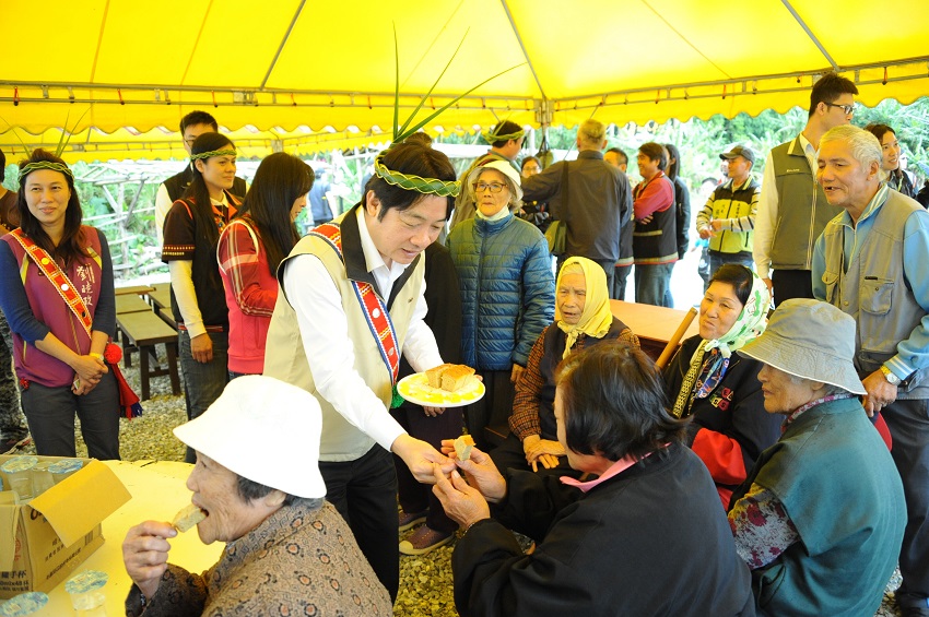 行政院長賴清德今天下午參訪「後山‧山後故事館」,賴也在此採買伴手禮。 行政院長賴清德今天下午參訪「後山‧山後故事館」,賴也在此採買伴手禮。