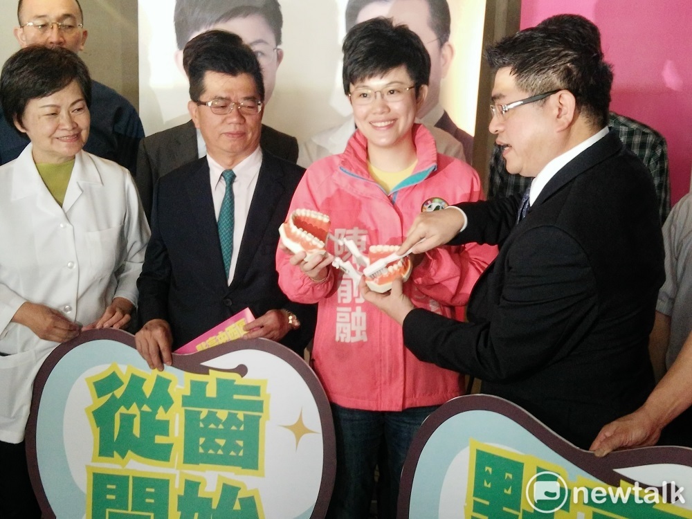 陳俞融用母親張溫鷹(左一)是「美麗島受難者」成功移轉「政二代」的包袱。 圖:唐復年/攝 陳俞融用母親張溫鷹(左一)是「美麗島受難者」成功移轉「政二代」的包袱。 圖:唐復年/攝