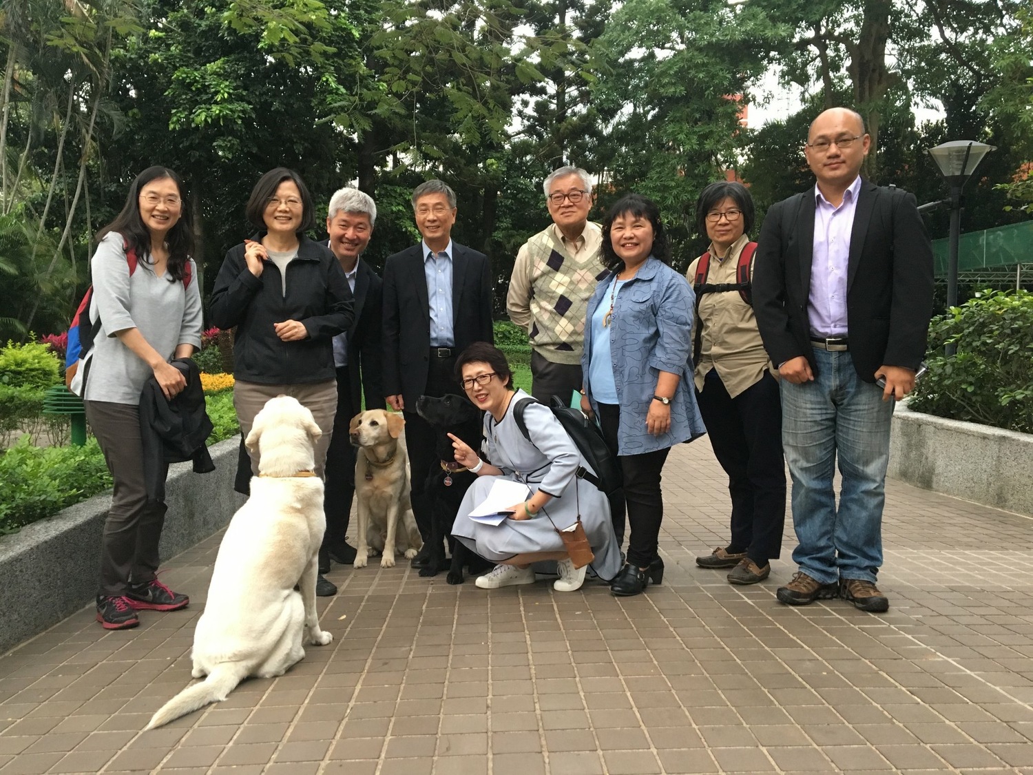 蔡英文總統在官邸會見12個環保團體,蔡總統於會談中說,政府絕對不會為了開發而犧牲一切」;「這10年是台灣能源政策轉型最痛苦的10年,希望大家共體時艱,2025非核家園的目標絕對不會跳票」。 蔡英文總統在官邸會見12個環保團體,蔡總統於會談中說,政府絕對不會為了開發而犧牲一切」;「這10年是台灣能源政策轉型最痛苦的10年,希望大家共體時艱,2025非核家園的目標絕對不會跳票」。