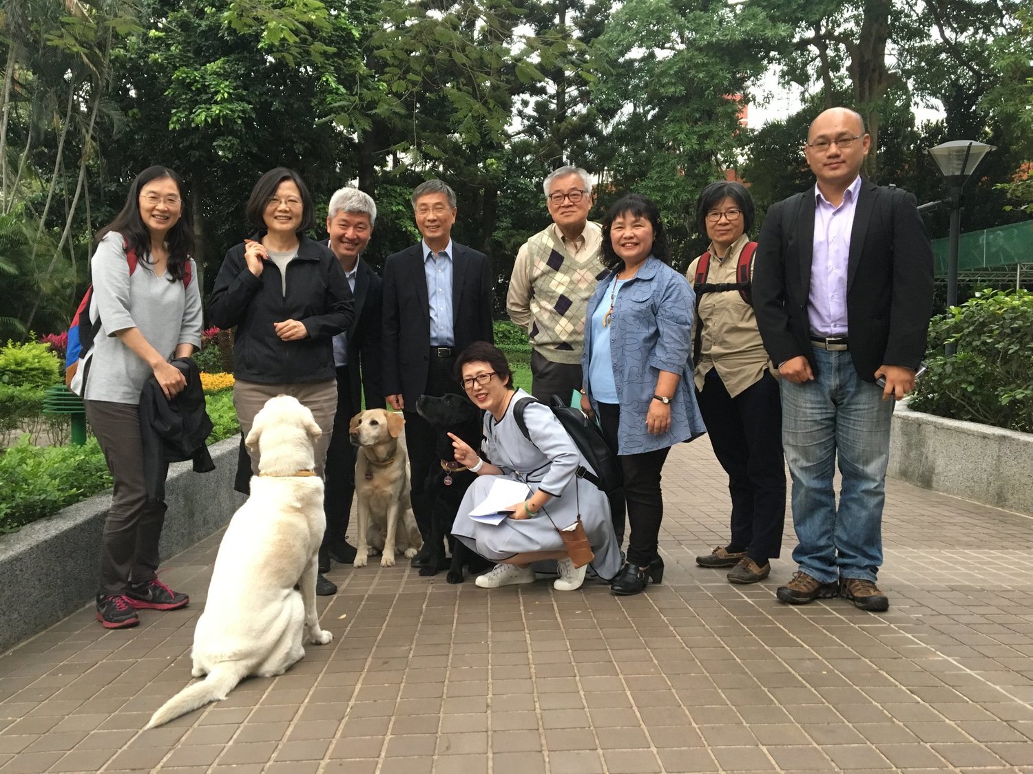 12個環保團體15日拜會總統蔡英文談環保議題,會後,環團也一同去看蔡英文領養三隻退役導盲犬與喵星人阿才。 圖:翻攝何宗勳臉書 12個環保團體15日拜會總統蔡英文談環保議題,會後,環團也一同去看蔡英文領養三隻退役導盲犬與喵星人阿才。 圖:翻攝何宗勳臉書