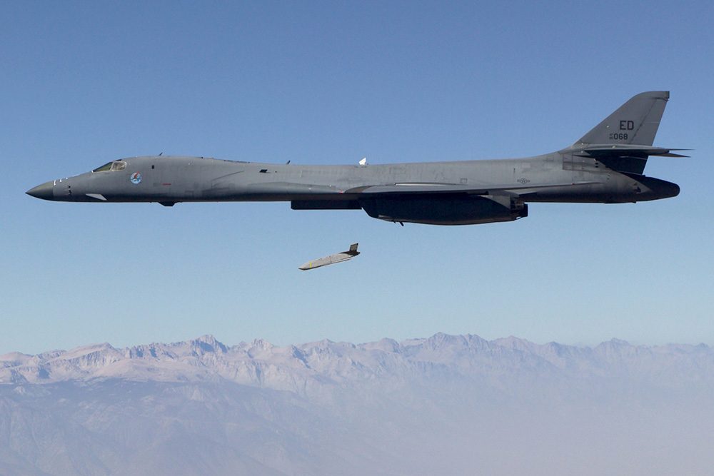 美國空軍使用的JASSM-ER隱形導彈,可以配備在B-1、B-2、B-52、F15等多種戰機上,戰鬥力驚人。 圖:翻攝洛克希德官網/美國空軍 美國空軍使用的JASSM-ER隱形導彈,可以配備在B-1、B-2、B-52、F15等多種戰機上,戰鬥力驚人。 圖:翻攝洛克希德官網/美國空軍