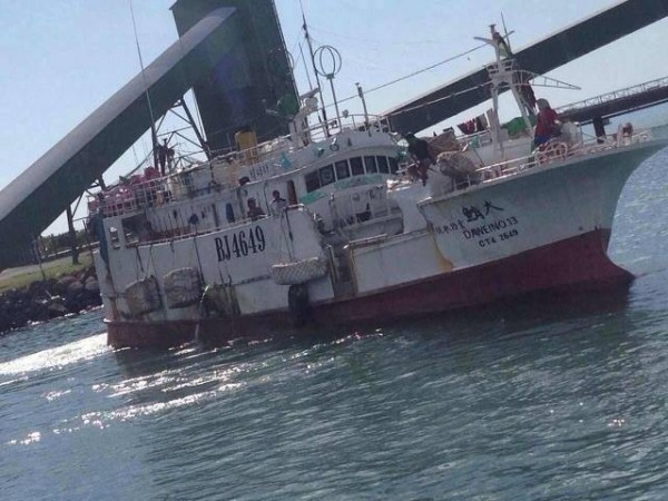 屏東東港籍「大鮪13」號今天近午行經印尼麻六甲海峽印尼領海時,遭印尼軍艦攔下登船檢查。 屏東東港籍「大鮪13」號今天近午行經印尼麻六甲海峽印尼領海時,遭印尼軍艦攔下登船檢查。