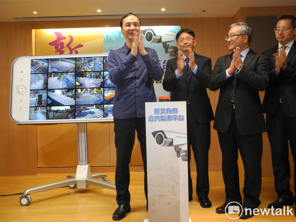 新北市政府結合13家有線電視系統業者,共同建置全國第一個全天候監測積淹水的「公共監測平台」,今天由朱立倫與有線電視業者共同啟用。 新北市政府結合13家有線電視系統業者,共同建置全國第一個全天候監測積淹水的「公共監測平台」,今天由朱立倫與有線電視業者共同啟用。