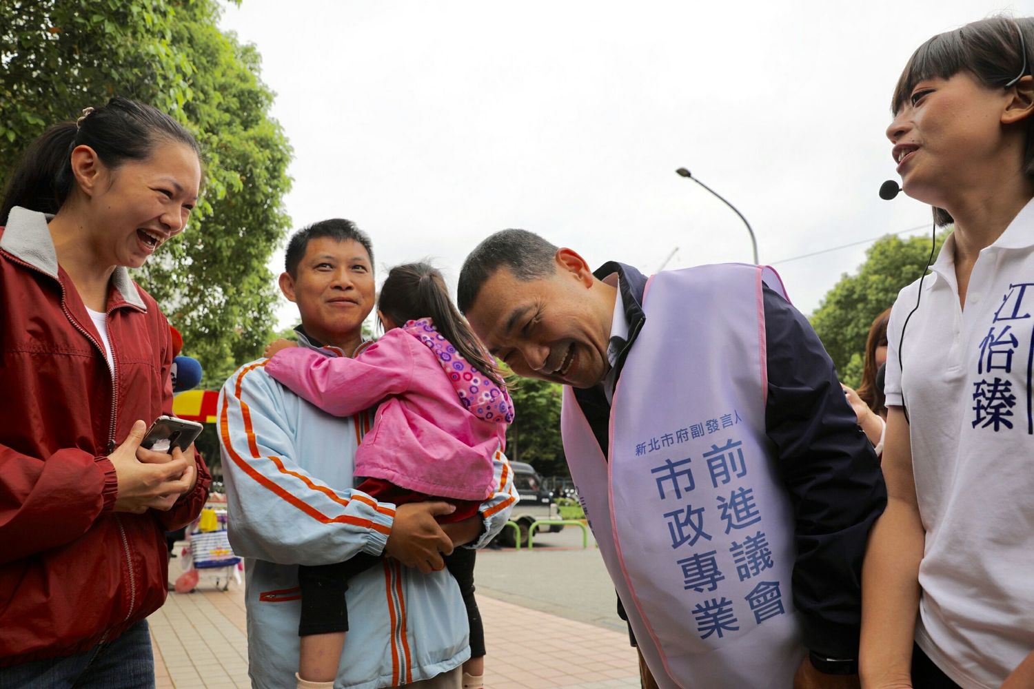 侯友宜今(16)日早上陪同子弟兵江怡臻在海山捷運站外拜票 侯友宜今(16)日早上陪同子弟兵江怡臻在海山捷運站外拜票