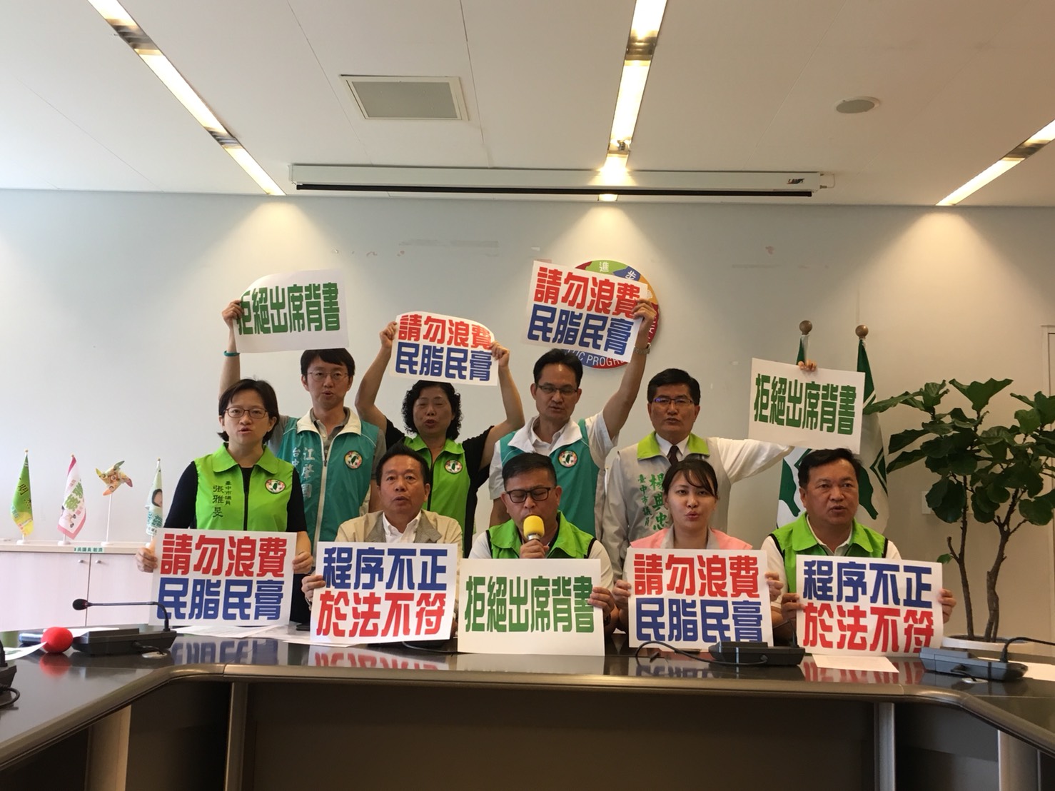 台中市議會民進黨團拒絕為臨時會背書,上午舉行記者會宣布所有成員不會出席臨時會。 台中市議會民進黨團拒絕為臨時會背書,上午舉行記者會宣布所有成員不會出席臨時會。