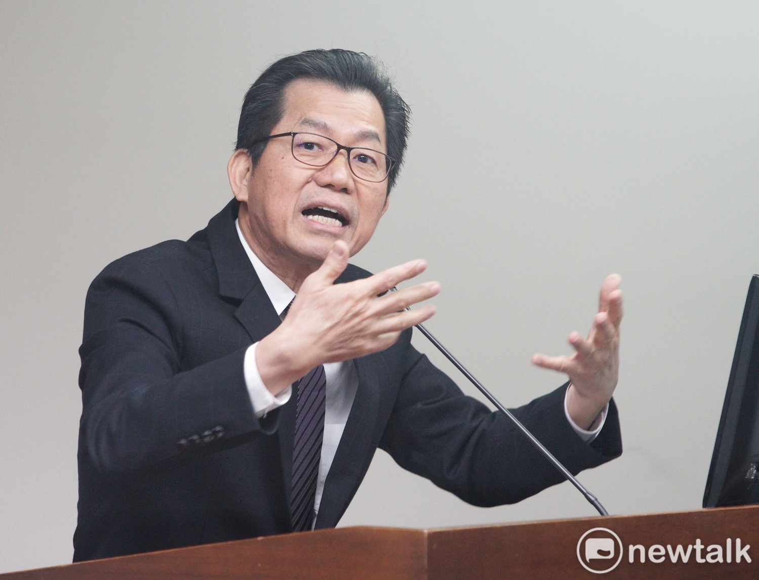 環保署長李應元今(16)天特別提醒馬英九,「核四封存」是在馬任內決定的,而且是全民共識。 環保署長李應元今(16)天特別提醒馬英九,「核四封存」是在馬任內決定的,而且是全民共識。