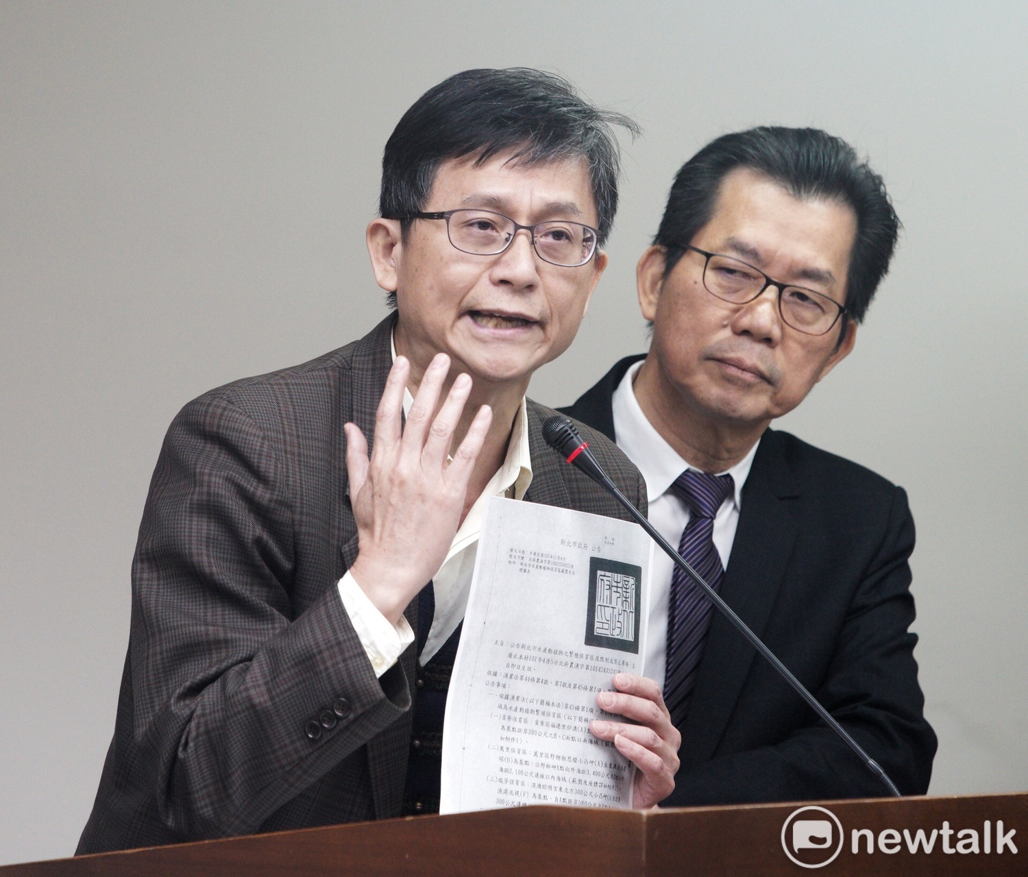 環保署副署長詹順貴(左)對新北市政府代表對於深澳電廠的說法表示「強詞奪理」。右為環保署長李應元。 環保署副署長詹順貴(左)對新北市政府代表對於深澳電廠的說法表示「強詞奪理」。右為環保署長李應元。
