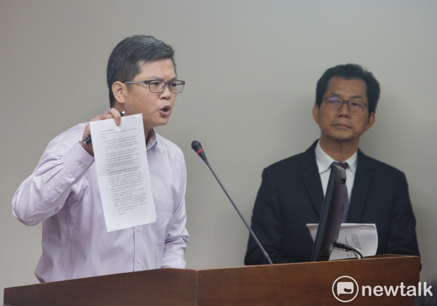 新北市政府環保局簡任技正孫忠偉(左)列席立院衛環委員會報告新北市對深澳電廠案的立場。右為環保署長李應元。 圖:張良一/攝 新北市政府環保局簡任技正孫忠偉(左)列席立院衛環委員會報告新北市對深澳電廠案的立場。右為環保署長李應元。 圖:張良一/攝