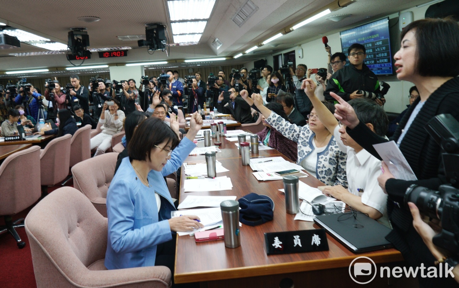 民進黨衛環委員會委員舉手反對新北市政府環保局簡任技正孫忠偉專案報告深澳電廠案。 圖:張良一/攝 民進黨衛環委員會委員舉手反對新北市政府環保局簡任技正孫忠偉專案報告深澳電廠案。 圖:張良一/攝