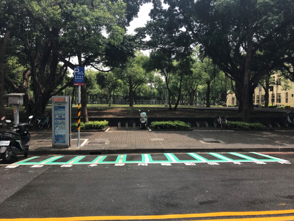 新北市交通局規劃路邊電動機車專用停車格,圖為中和區中安街 122 號 (永安市場)。 圖:新北市交通局/提供 新北市交通局規劃路邊電動機車專用停車格,圖為中和區中安街 122 號 (永安市場)。 圖:新北市交通局/提供