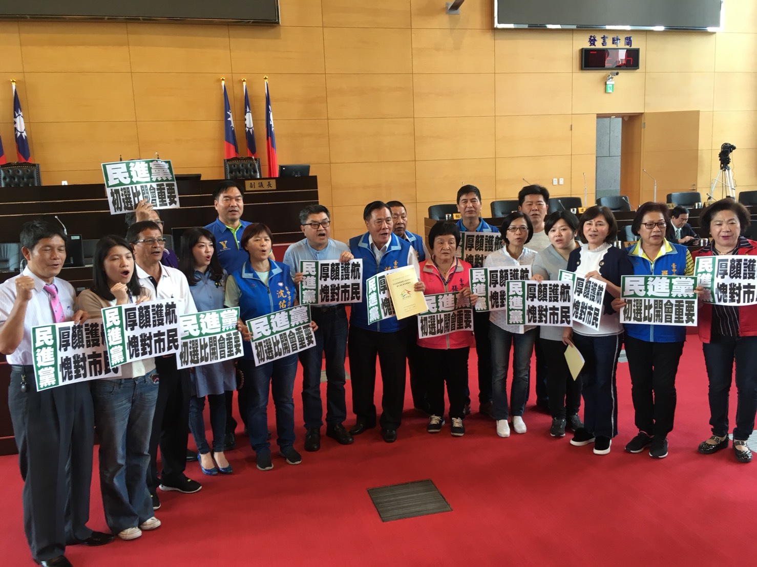 台中市議會國民黨團成員齊聚議事廳,譴責拒絕出席臨時會的民進黨團。 台中市議會國民黨團成員齊聚議事廳,譴責拒絕出席臨時會的民進黨團。