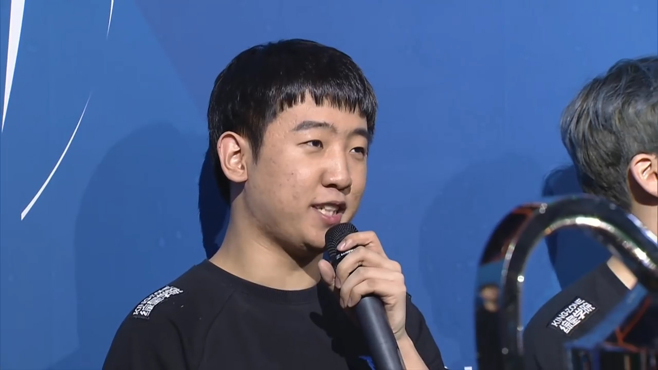 KZ上單Khan在賽後採訪霸氣表示:「全世界的上單選手,向我鞠躬低頭吧!」 KZ上單Khan在賽後採訪霸氣表示:「全世界的上單選手,向我鞠躬低頭吧!」