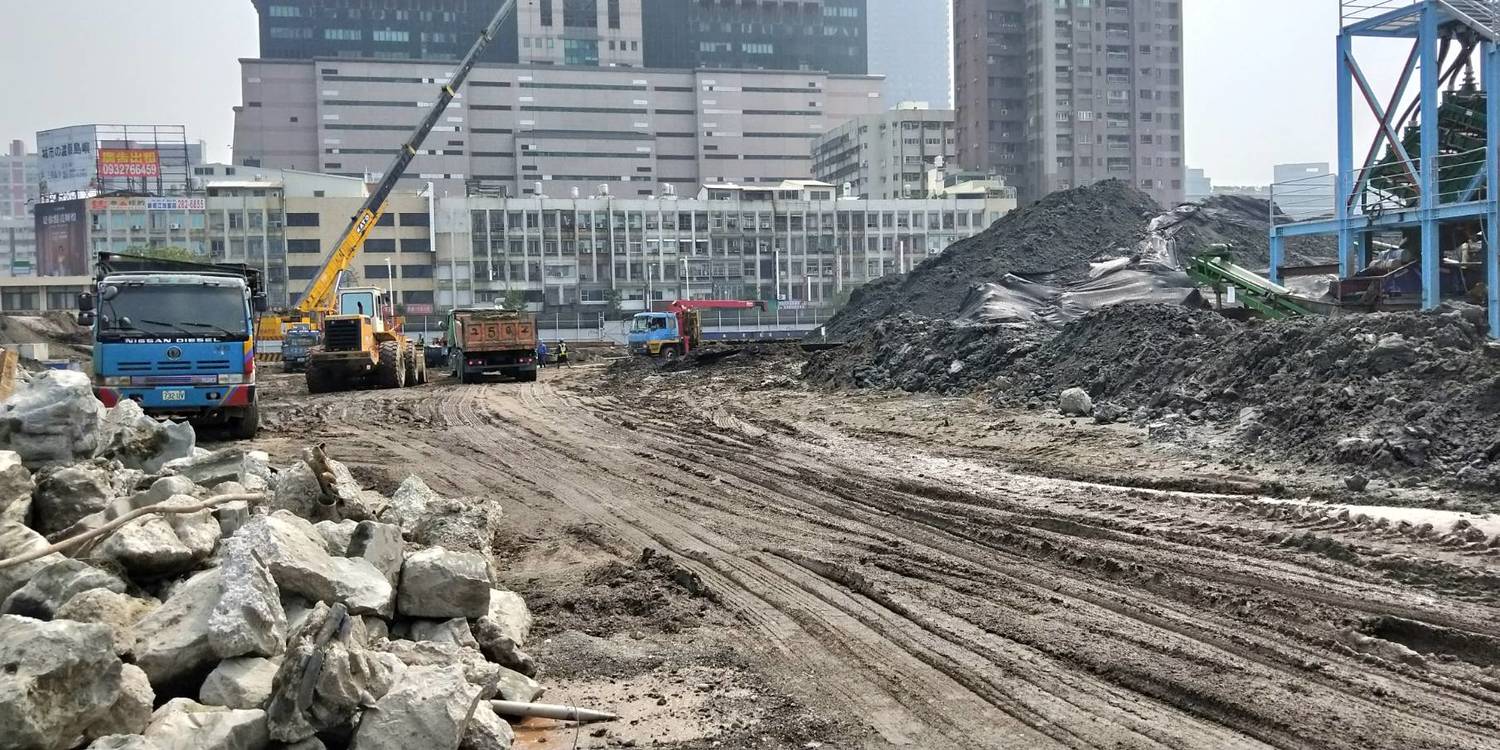 工區內有車行路逕未舖面造成塵土飛揚。 工區內有車行路逕未舖面造成塵土飛揚。
