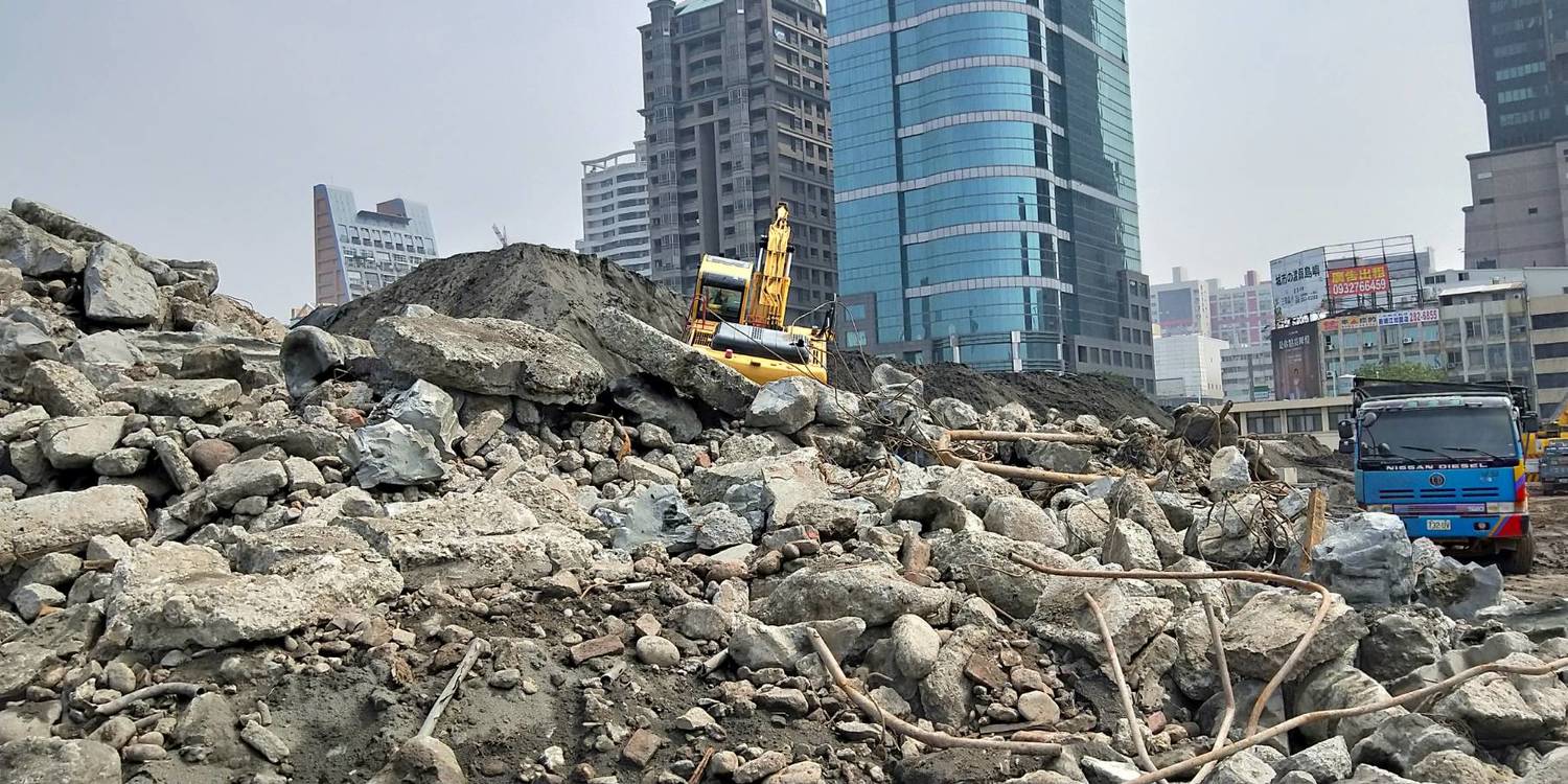 工區內有車行路逕未舖面造成塵土飛揚。 工區內有車行路逕未舖面造成塵土飛揚。