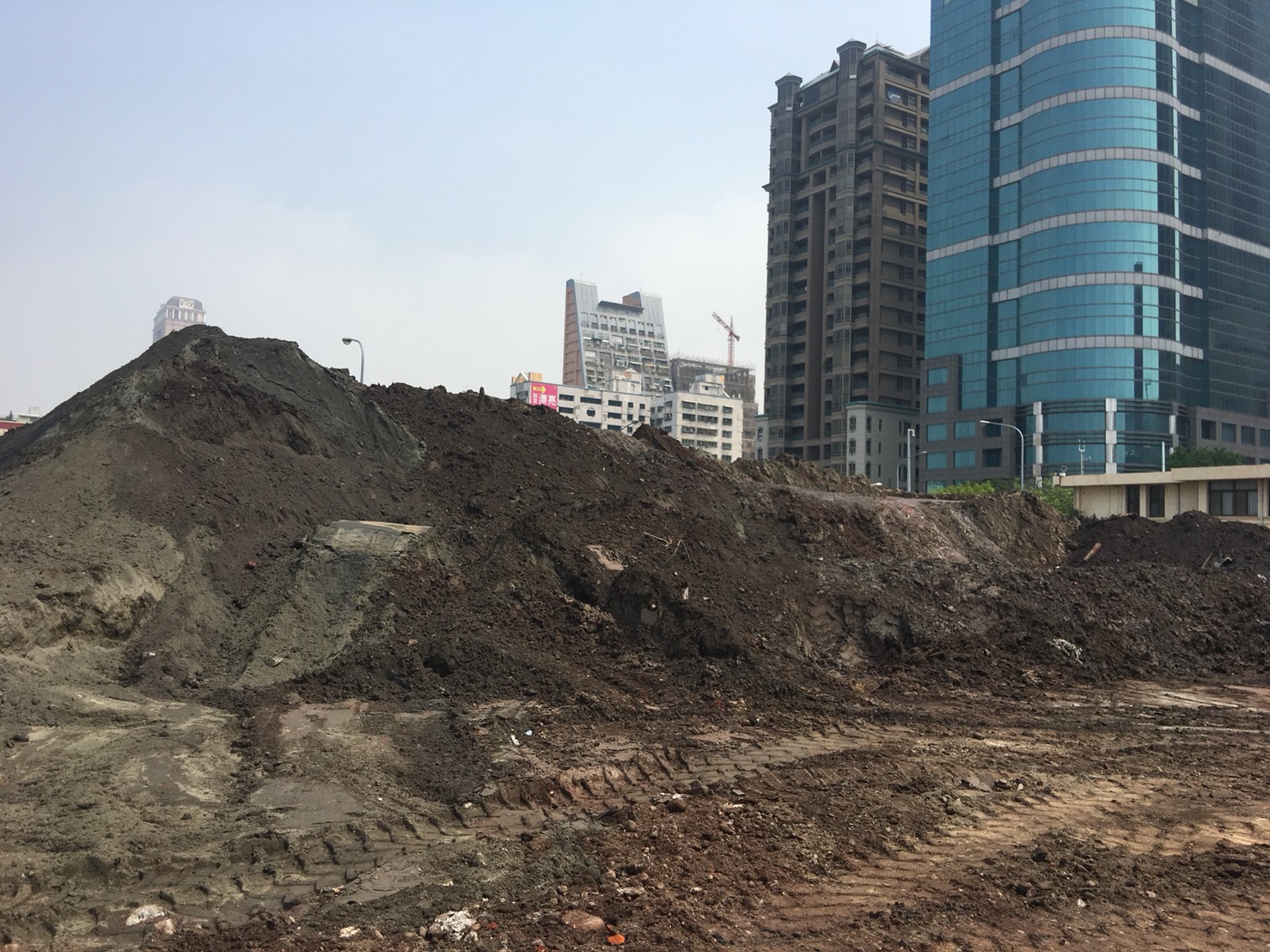 工區內有車行路逕未舖面造成塵土飛揚。 工區內有車行路逕未舖面造成塵土飛揚。