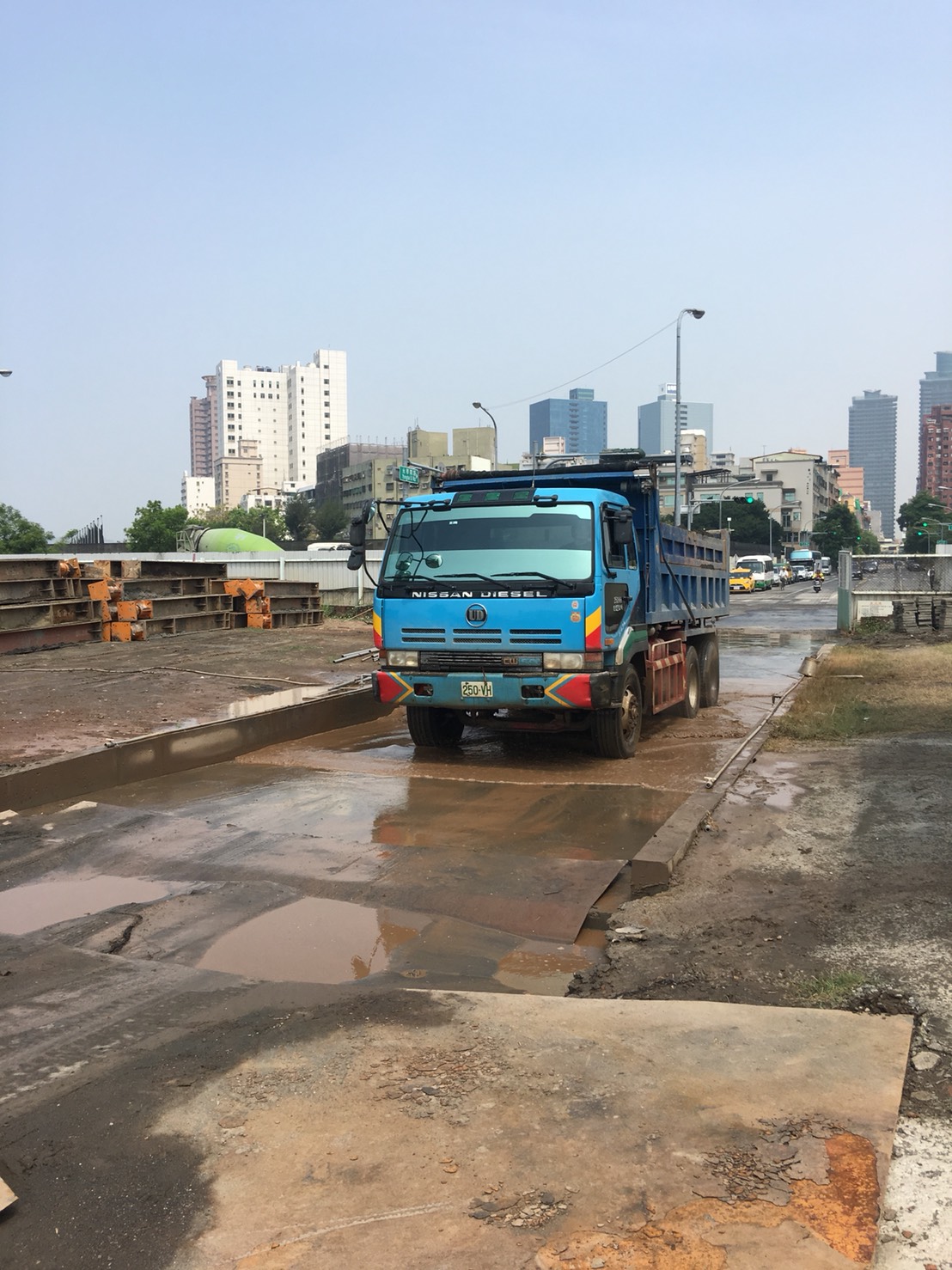 工區內有車行路逕未舖面造成塵土飛揚。 工區內有車行路逕未舖面造成塵土飛揚。