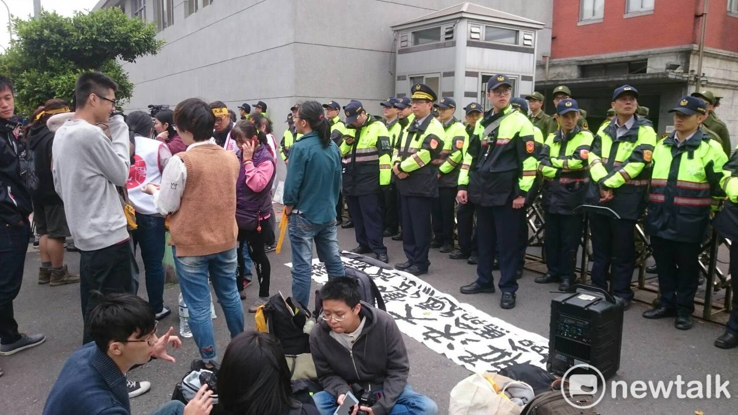 大觀自救會今(16)日上午11點集結於總統府側邊廣場進行抗議。 大觀自救會今(16)日上午11點集結於總統府側邊廣場進行抗議。