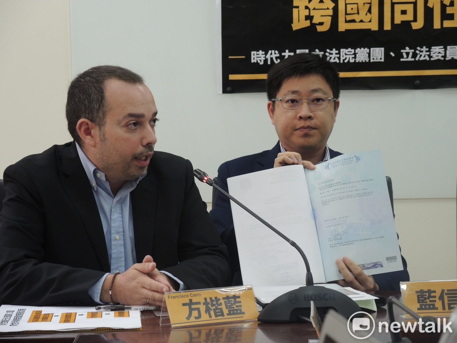 行政院性平會議今年3月初決議,跨國同性伴侶在25個同婚合法國取得結婚證明後,可在台灣辦理同性伴侶註記,並申請依親居留,但實際上申請時卻困難重重。對此,時代力量黨團今(16)日偕同台灣伴侶權益促進協會舉行記者會,要求行政院儘速核定內政部所研擬的配套,相關規定比照異性婚姻處理。 行政院性平會議今年3月初決議,跨國同性伴侶在25個同婚合法國取得結婚證明後,可在台灣辦理同性伴侶註記,並申請依親居留,但實際上申請時卻困難重重。對此,時代力量黨團今(16)日偕同台灣伴侶權益促進協會舉行記者會,要求行政院儘速核定內政部所研擬的配套,相關規定比照異性婚姻處理。