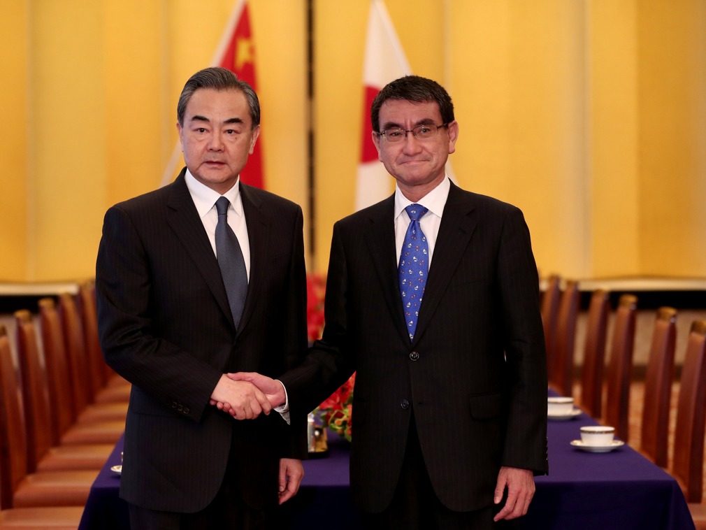 中國外交部長王毅(左)與日本外務大臣河野太郎(右)見面,重啟高層經濟對話。 中國外交部長王毅(左)與日本外務大臣河野太郎(右)見面,重啟高層經濟對話。