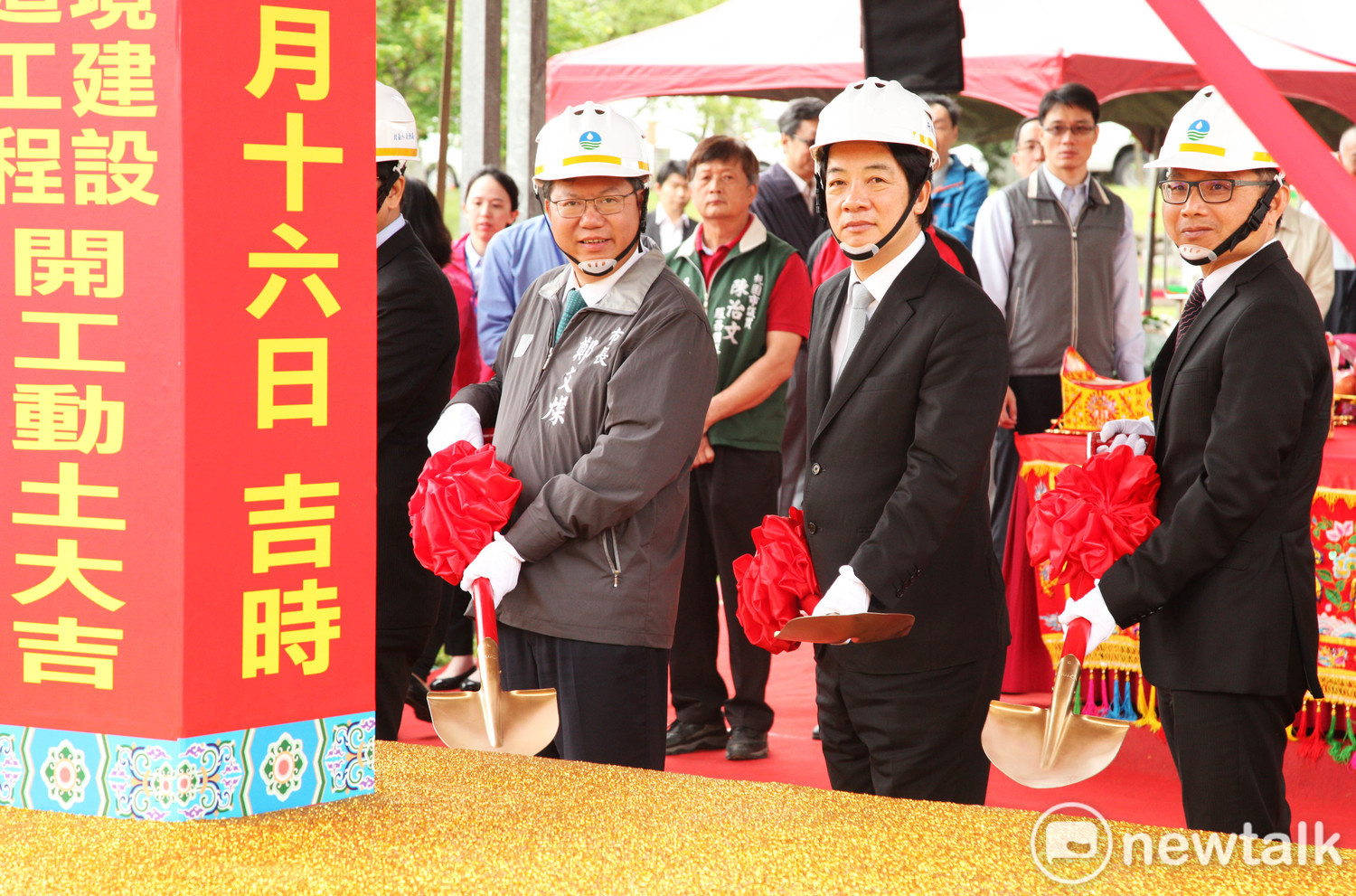 石門水庫阿姆坪防淤隧道動土4月16日在行政院長賴清德,桃園市長鄭文燦 主持下破土動工,水利署長賴建信,說明阿姆坪防淤隧道工程介紹。 石門水庫阿姆坪防淤隧道動土4月16日在行政院長賴清德,桃園市長鄭文燦 主持下破土動工,水利署長賴建信,說明阿姆坪防淤隧道工程介紹。
