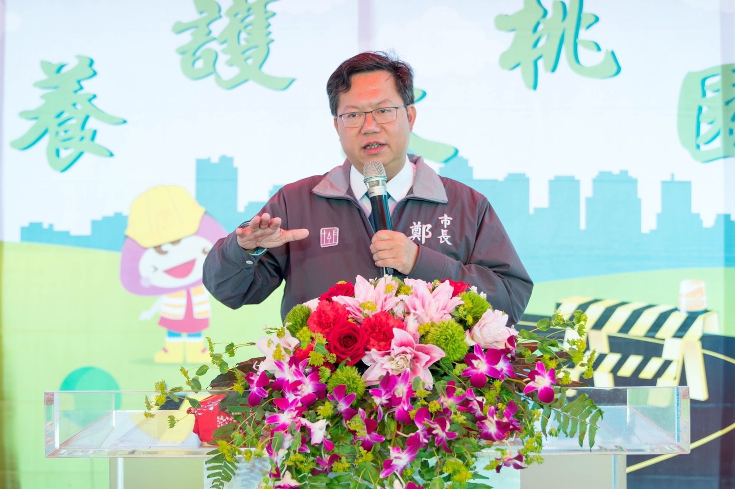 鄭文燦說,升格後,市府推動「路平計畫」,目前已累計更新130條道路,高標準施工要求,道路平坦度媲美高速公路。 鄭文燦說,升格後,市府推動「路平計畫」,目前已累計更新130條道路,高標準施工要求,道路平坦度媲美高速公路。