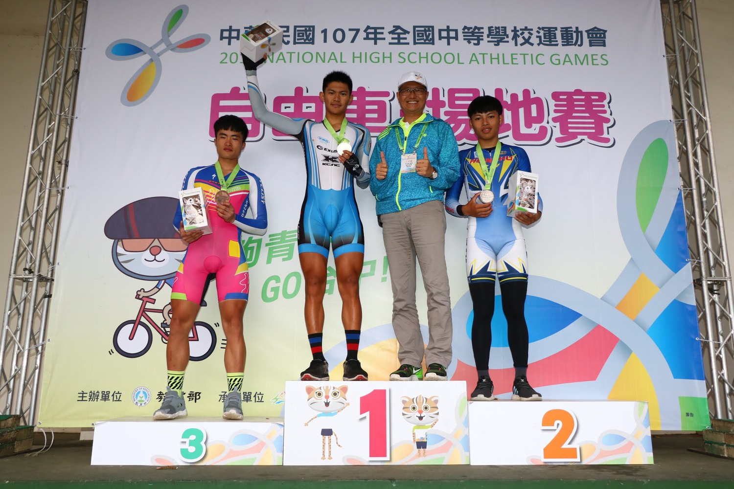台中市選手征戰107年全國中等學校運動會再創佳績,台中市自由車代表隊在3天的賽程總金牌數19金中抱回17金,分別由大甲高中拿下8金、日南國中6金、清水國中2金、清泉國中1金,表現亮眼。 台中市選手征戰107年全國中等學校運動會再創佳績,台中市自由車代表隊在3天的賽程總金牌數19金中抱回17金,分別由大甲高中拿下8金、日南國中6金、清水國中2金、清泉國中1金,表現亮眼。
