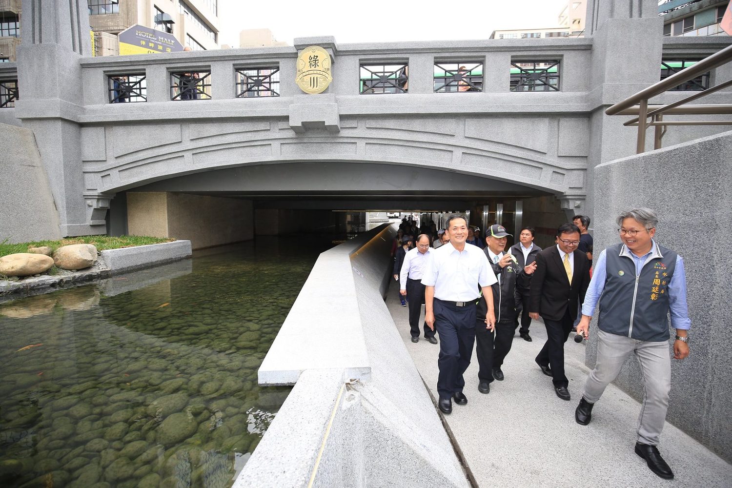 立法院內政委員會召委洪宗熠在營建署副署長吳宏碩及台中市副市長林陵三、水利局長周廷彰等人的陪同下,考察台中汙水下水道建設並參觀綠川。 立法院內政委員會召委洪宗熠在營建署副署長吳宏碩及台中市副市長林陵三、水利局長周廷彰等人的陪同下,考察台中汙水下水道建設並參觀綠川。