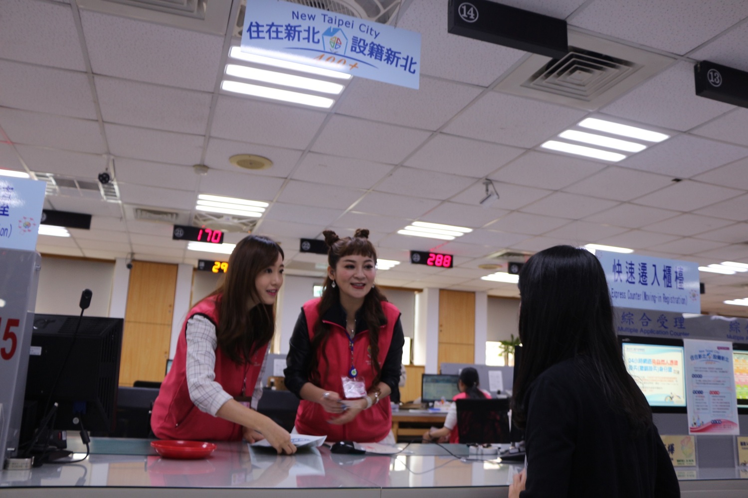 王彩樺今(16)日到三重戶所擔任一日戶籍員,協助民眾辦理快速遷入服務。 王彩樺今(16)日到三重戶所擔任一日戶籍員,協助民眾辦理快速遷入服務。