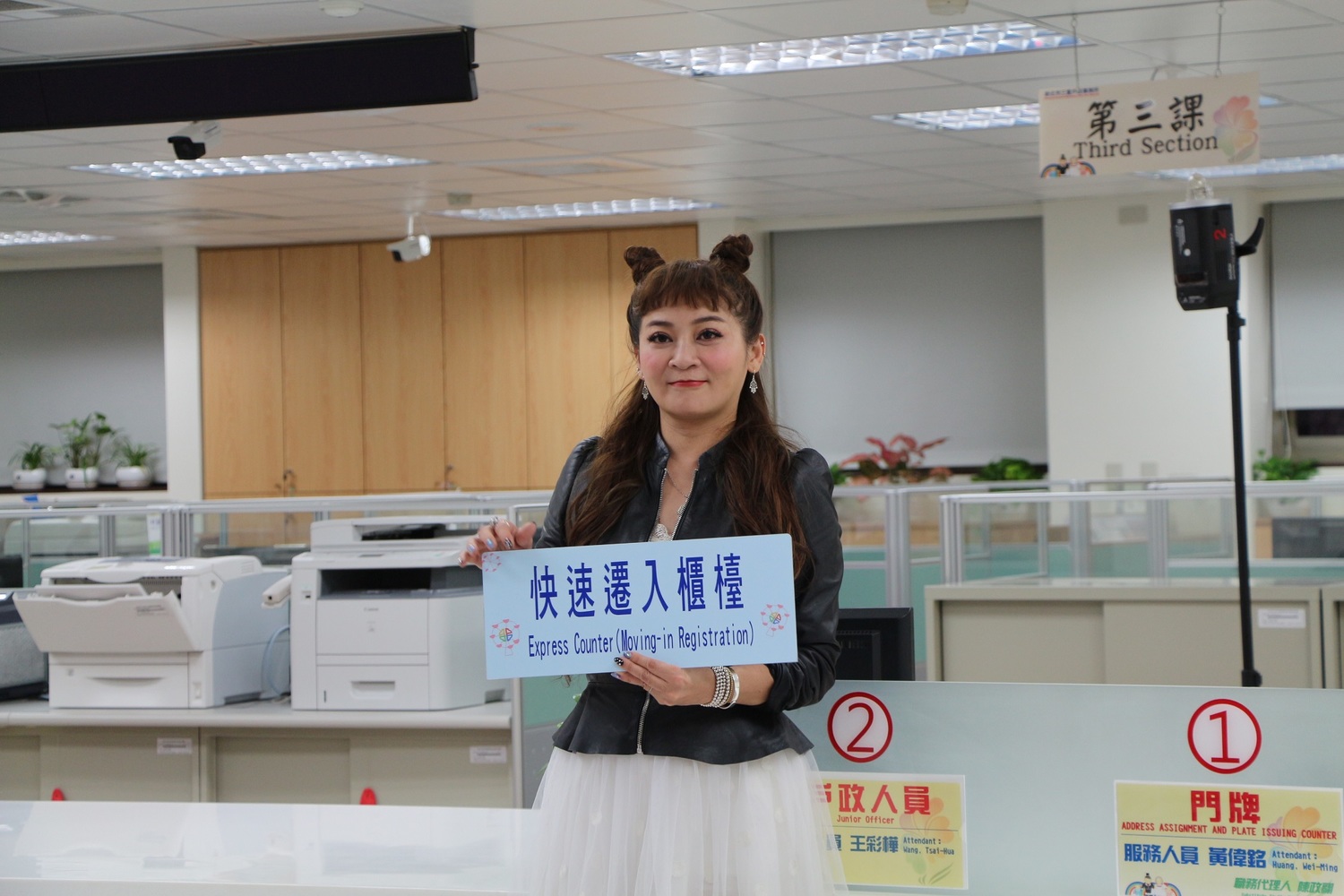 新北市府推出「住在新北 設籍新北」系列抽獎活動,活動代言人王彩樺邀請大家入籍新北當她厝邊。 圖: 新北市政府/提供 新北市府推出「住在新北 設籍新北」系列抽獎活動,活動代言人王彩樺邀請大家入籍新北當她厝邊。 圖: 新北市政府/提供
