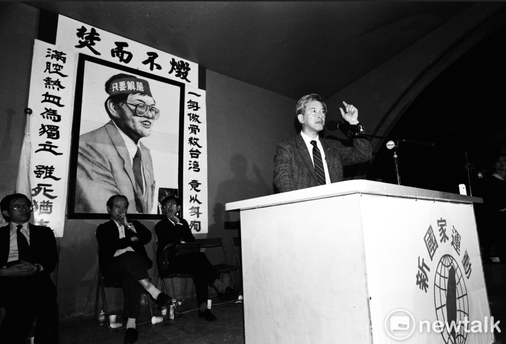 盧修一在鄭南榕追思會上表達對鄭南榕的無限敬意。/政治影像工作者邱萬興攝。 盧修一在鄭南榕追思會上表達對鄭南榕的無限敬意。/政治影像工作者邱萬興攝。