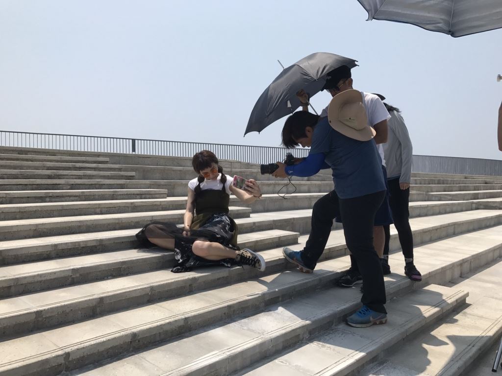 去年2017年以「台南怎麼有精靈!」為主題,由知名創作歌手魏如昀演出,曝光後1週即達240萬之觸及率,獲各大新聞及娛樂媒體報導,成功行銷台南夏季活動,讓夏季及濱海觀光遊客逐年遞增。 圖 :台南市觀旅局官網提供 去年2017年以「台南怎麼有精靈!」為主題,由知名創作歌手魏如昀演出,曝光後1週即達240萬之觸及率,獲各大新聞及娛樂媒體報導,成功行銷台南夏季活動,讓夏季及濱海觀光遊客逐年遞增。 圖 :台南市觀旅局官網提供