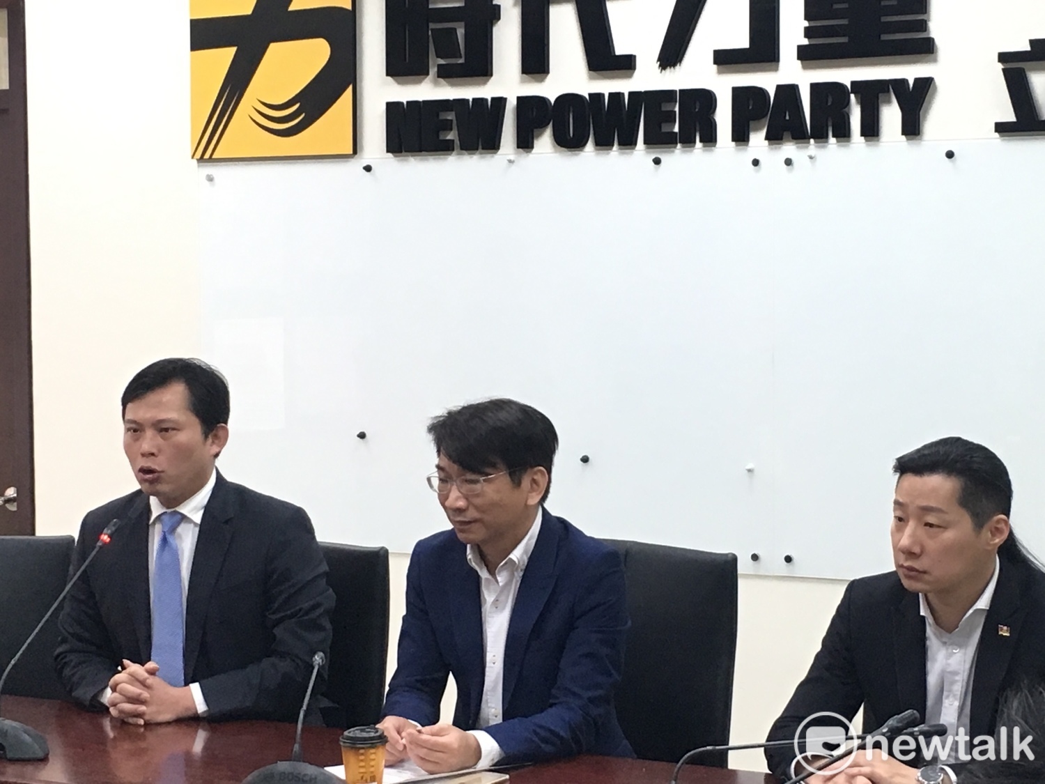 立法院時代力量黨團今(17)日早上舉行記者會,要求吳茂昆儘速出面澄清相關爭議;針對台大、陽明等公立大學校長遴選爭議,也應儘速確立未來的遴選制度。 立法院時代力量黨團今(17)日早上舉行記者會,要求吳茂昆儘速出面澄清相關爭議;針對台大、陽明等公立大學校長遴選爭議,也應儘速確立未來的遴選制度。