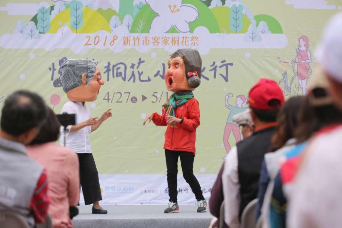 去年(106)廣受好評的「新竹市客家桐花祭 漫遊桐花小旅行」再登場,今年於4月27日至5月13日期間登場,辦理「古蹟人文桐花巴士行」、「茄苳梯田桐花單車行」、「鹽港溪河畔桐花單車行」等三條路線,共9梯次,共計210個名額。 圖 :新竹市政府提供 去年(106)廣受好評的「新竹市客家桐花祭 漫遊桐花小旅行」再登場,今年於4月27日至5月13日期間登場,辦理「古蹟人文桐花巴士行」、「茄苳梯田桐花單車行」、「鹽港溪河畔桐花單車行」等三條路線,共9梯次,共計210個名額。 圖 :新竹市政府提供