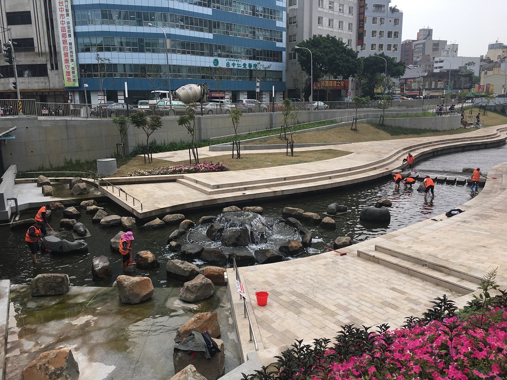 因應汛期將至,台中市的柳川藍帶水岸河段展開清理維護工作及部分設施修繕,所以台灣大道一段至民權路間的水岸河段,即日起至4月29日暫時封閉。 因應汛期將至,台中市的柳川藍帶水岸河段展開清理維護工作及部分設施修繕,所以台灣大道一段至民權路間的水岸河段,即日起至4月29日暫時封閉。